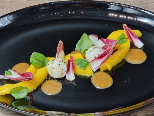Radicchio-Salat mit Mozzarella, Mango und Basilikum