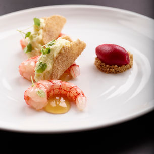 Rohe & gekochte rote sizil. Garnelen, knuspriger Amarant, Taggiasca-Olivenöl & Rote Bete-Sorbet