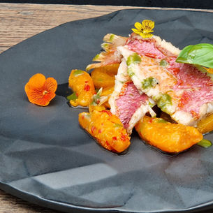 Rotbarbe, scharfe Aprikose und Basilikumöl