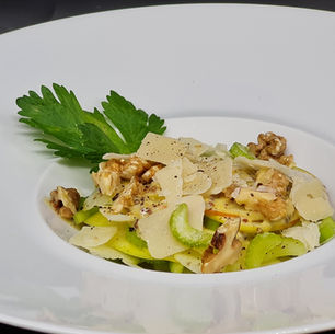 Apfel-Sellerie-Walnuss-Salat mit Parmesan