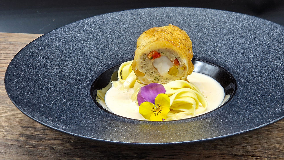 Mit Garnele gefüllte Perlhuhnbrüstchen im Strudelteig auf Fettuccine und Trüffelrahm