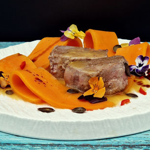 Mit Fünf-Gewürze-Pulver gewürztes Filet vom Ibérico-Schwein auf geschmortem Süßkartoffelsalat