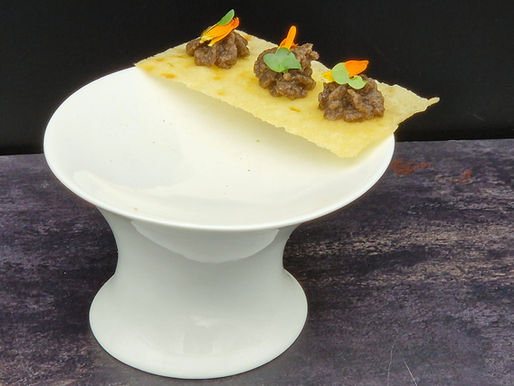 Creme aus braunen Champignons und frischer Aloe Vera mit schwarzem Knoblauch auf Pane Guttiau
