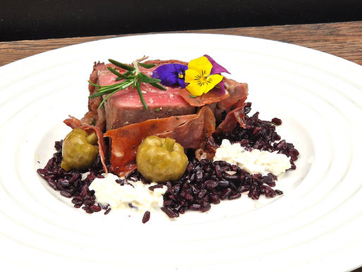 Angusfilet im Rosmarin-Parmamantel auf schwarzem Reis