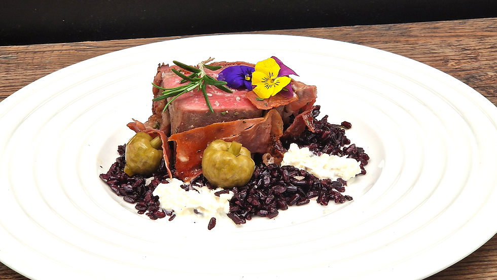 Angusfilet im Rosmarin-Parmamantel auf schwarzem Reis