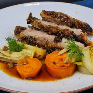 Im Ofen geschmorte Zickleinkeule nach Schweizer Art mit Fenchel, Süßkartoffel und Gemüsezwiebel