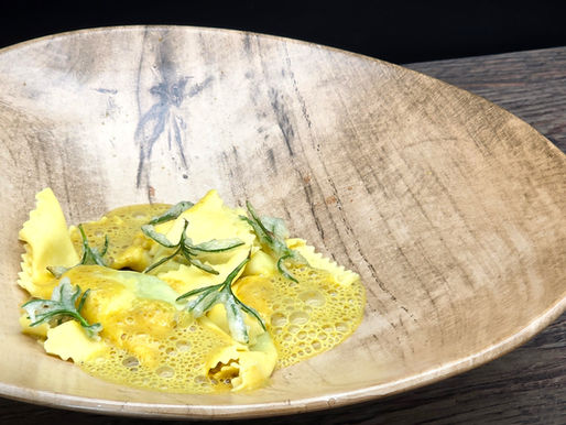 Avocado-Garnelen-Fazzoletti mit fruchtiger Currysauce und Currykraut