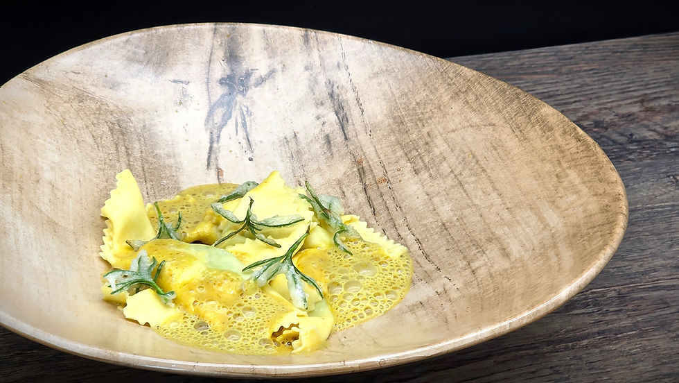 Avocado-Garnelen-Fazzoletti mit fruchtiger Currysauce und Currykraut