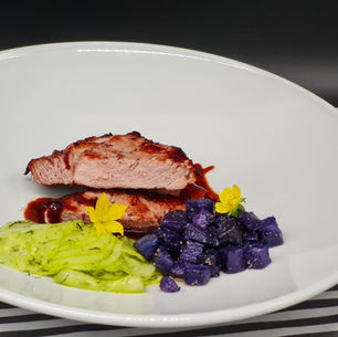 Entrecôte vom Kalb mit pikantem Gurkensalat und Trüffelkartoffeln