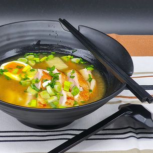 Suppe mit Landgockel, Ingwer, Zitronengras und Ei