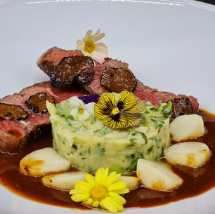 Am Knochen gereiftes Rindersteak, Trüffeljus, Mini-Mairübchen und Endivien-Kartoffelstampf