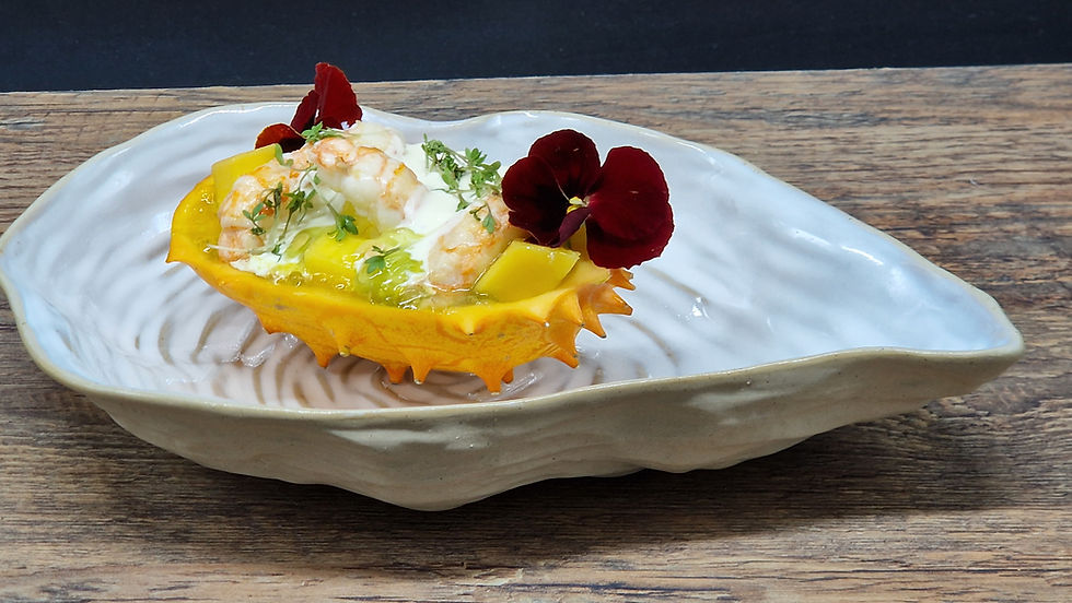 Gefüllte Kiwano mit Kaisergranat und Mango