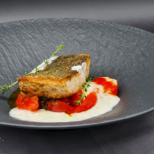 Kross gebratener Adlerfisch mit Safran-Tomaten und Limonen-Knoblauchschaum