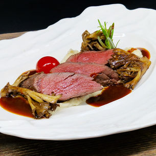 Maibockrücken mit Lembergersoße, gebratenen Maitake und Püree von der Taroknolle