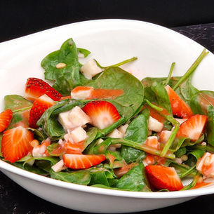 Salat vom Baby-Spinat mit Mozzarella und Erdbeeren