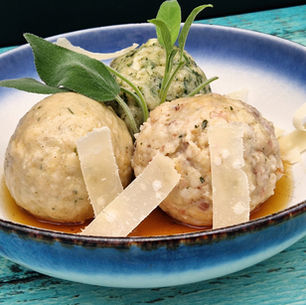 Knödel-Tris in brauner Butter mit Parmesan