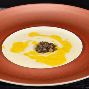 Weiß-Gelb-Schwarz: Samtsuppe von Sellerie, Kürbis und Trüffel