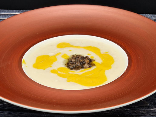 Weiß-Gelb-Schwarz: Samtsuppe von Sellerie, Kürbis und Trüffel