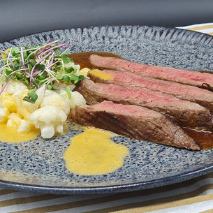Irish Beef Flanksteak, Macisschaum und Blumenkohlsalat