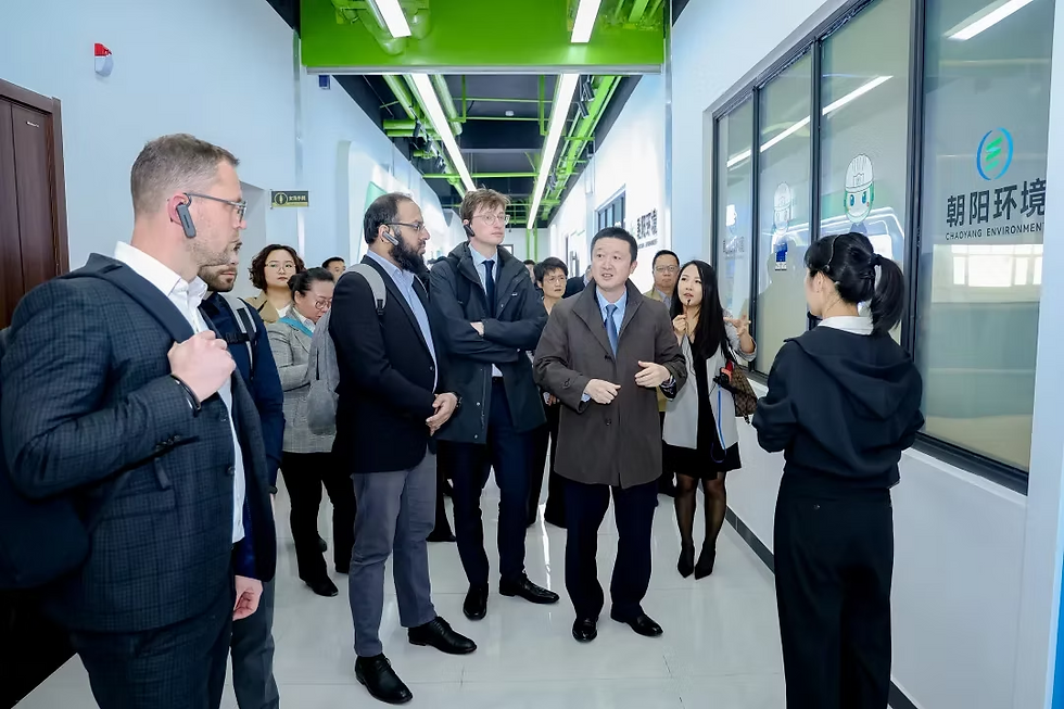 Zhao Kai, Executive Vice President of the China Association of Circular Economy and the project‘s China coordinator, introduces the park’s incineration system to European partners.