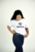 Detalhe da cintura alta da legging Origens azul marinho com logo bordado, modelo vestindo camiseta branca Origens