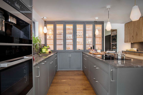 innanförliggande släta luckor och en skjutdörrsvitrin hos Lykkedal