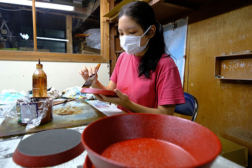 角萬漆器・漆塗り作業.jpg