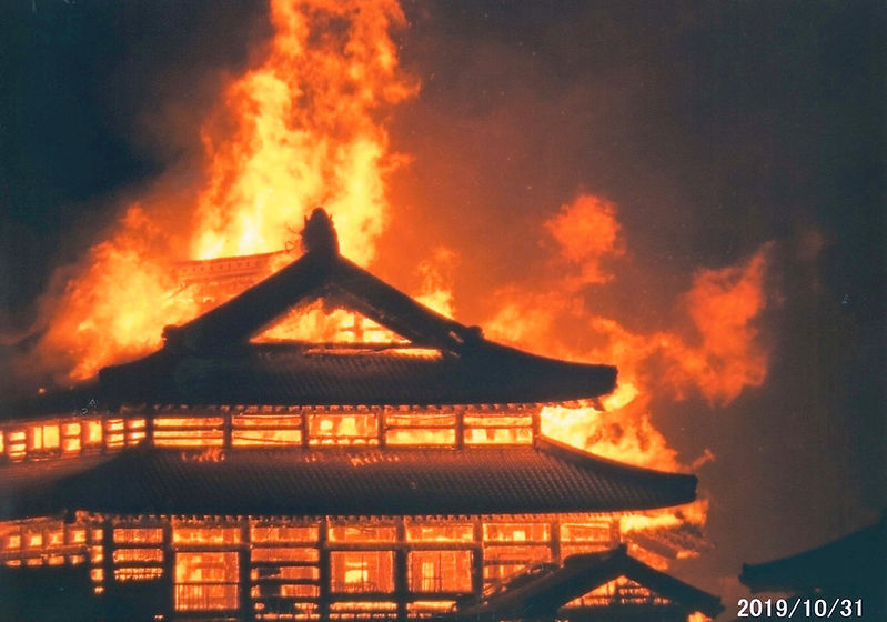 火災時に大塚さんが自宅マンションから撮影した首里城。「龍が昇るような炎だった」と回想する=2019年10月31日、那覇市(大塚さん提供).jpeg