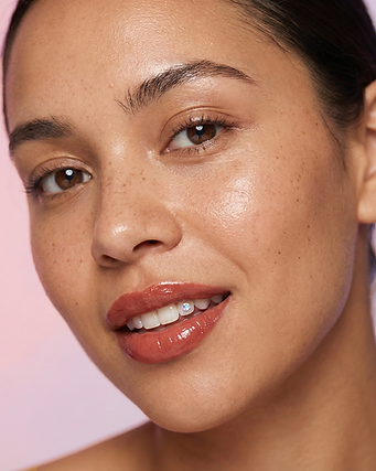 Femme générée par IA pour Glossier 