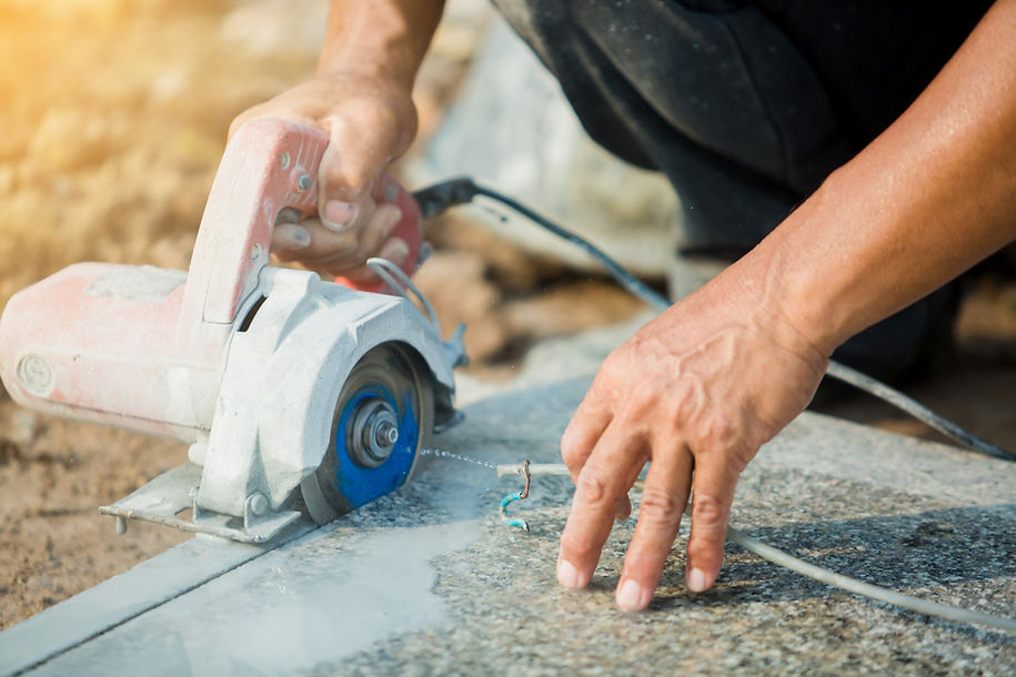 Artisan maçon au travail