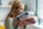 femme reniflant du linge