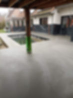 gepolierde beton rond zwemvijver
