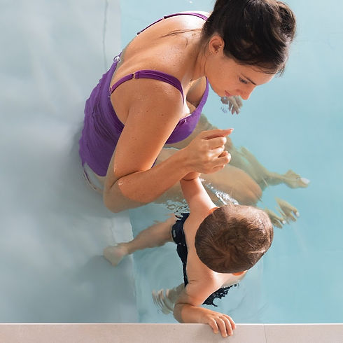 une mère et son enfant à la piscine