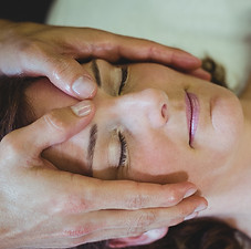 traitement de la tête par un kinésithérapeute