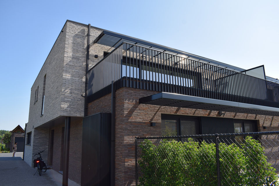 Buitenleuning met verticale spijlen en plaat onderaan .JPG