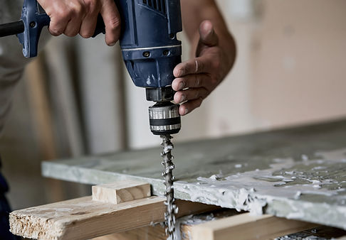 Artisan maçon au travail