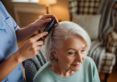 peigner les cheveux de personnes âgées