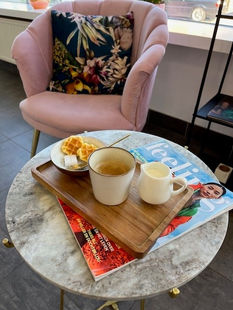 verwenmoment met koffie en een koekje bij kapsalon Maison Elien