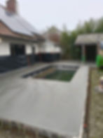 gepolierde beton rond zwemvijver