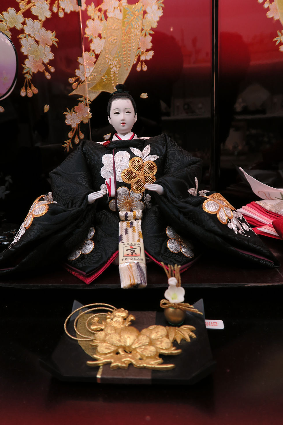 Miniature : Couple de poupées traditionnelles sur décor laqué (noir/rouge)