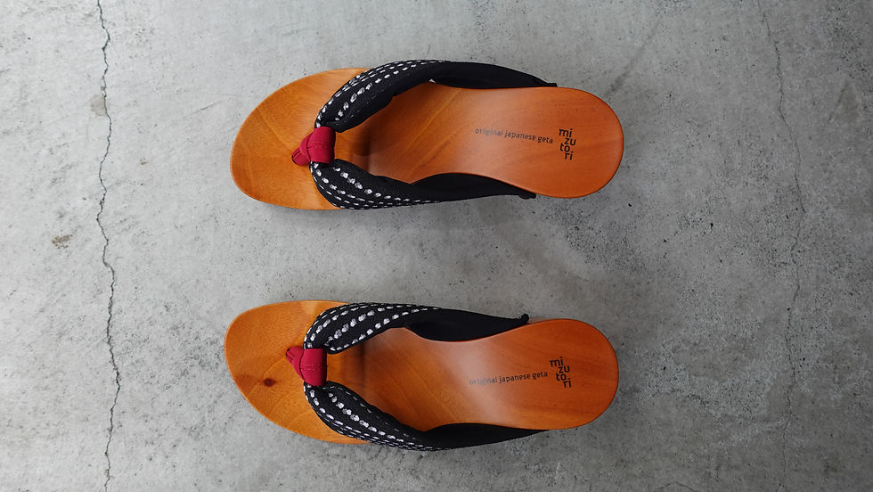 Miniature : Geta pour femme à pois sur fond noir (KC-01)
