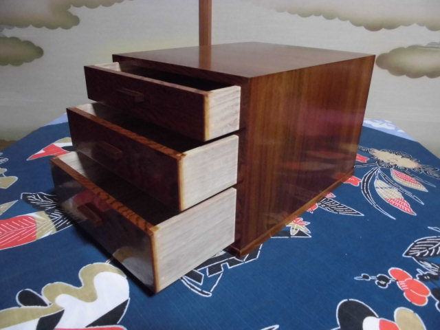 Miniature : Petite commode à trois tiroirs en zelkova du Japon