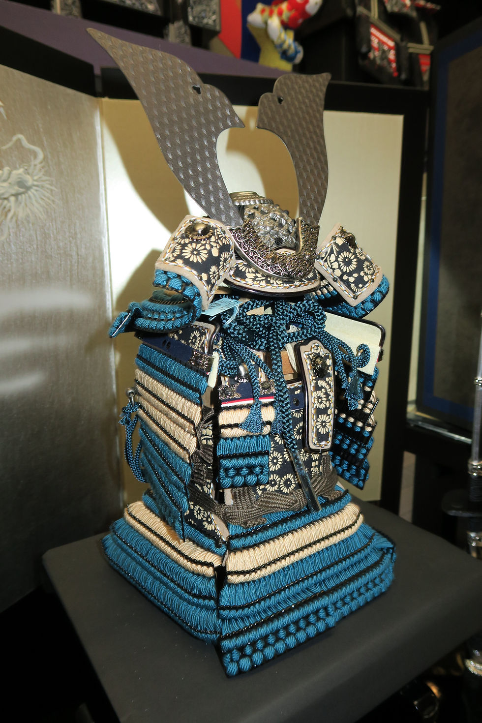 Miniature : Ensemble Casque/Armure de seigneur de guerre dans son décor laqué