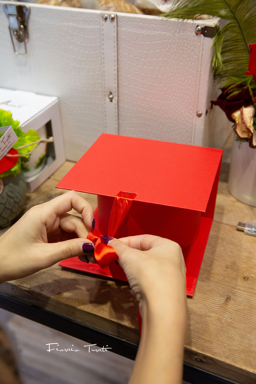 Miniatura: Scatola a cuore con rose rosse