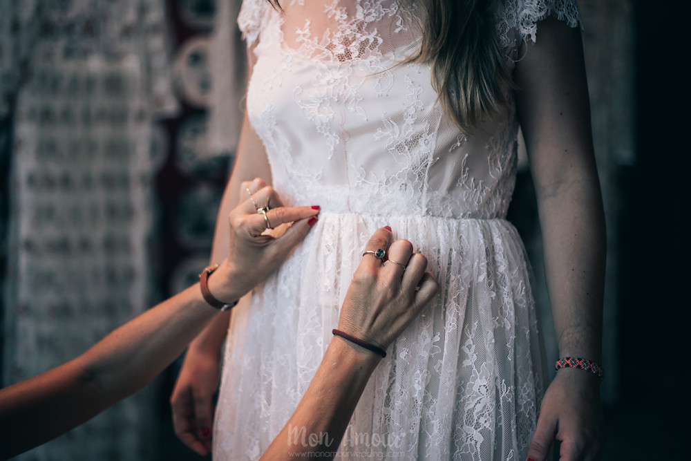Bride's Look, prueba de vestido de novia en Immaclé, corona de flores de Sweet Boheme, fotografía natural de bodas en Barcelona - Mon Amour Wedding Photography