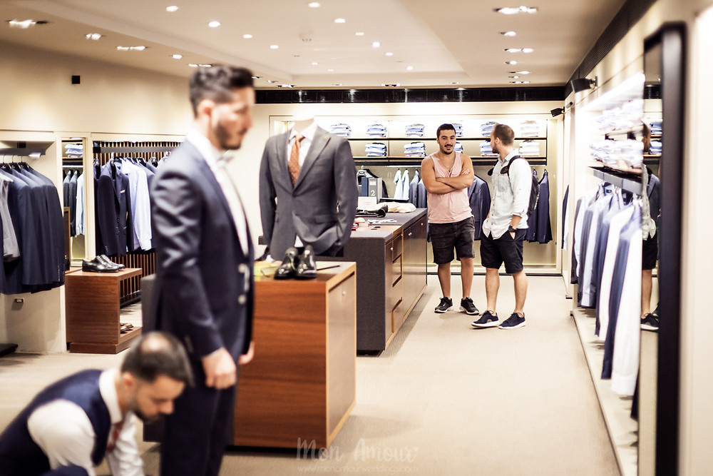 Groom's Look, prueba de traje de novio con los Best Men en Furest, fotografía natural de bodas en Barcelona - Mon Amour Wedding Photography by Mònica Vidal