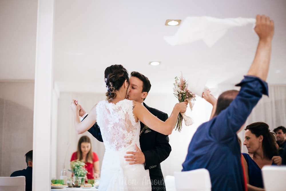 Boda en Santa Helena, vestido de novia de Pronovias, maquillaje y peluquería de Esther Rivero, fotografía natural de bodas en Barcelona - Mon Amour Wedding Photography by Mònica Vidal
