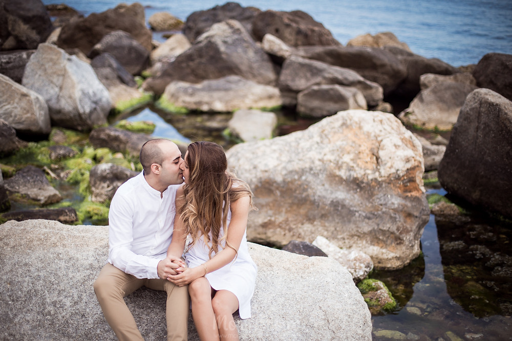 Preboda en la playa de Palamós, sesión de pareja en una calita, fotografía natural de bodas en Barcelona y Girona - Mon Amour Wedding Photograpy by Mònica Vidal