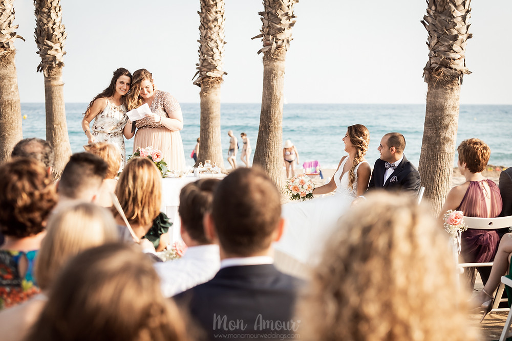 Boda marinera al atardecer en la playa en Hotel Le Méridien Ra, el Vendrell. Vestido de novia de Rosa Clarà, fotografía natural de bodas en Tarragona - Mon Amour Wedding Photography by Mònica Vidal