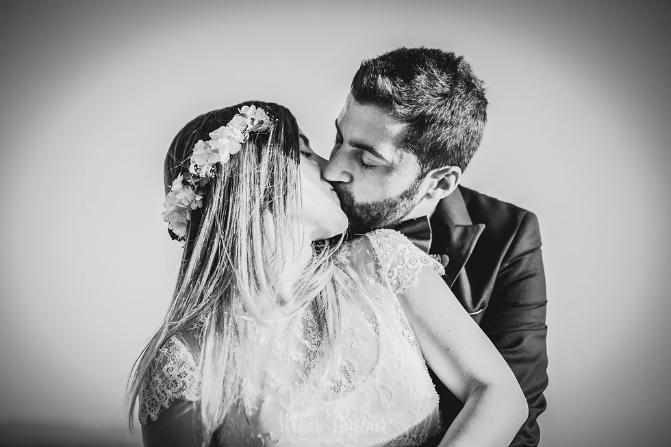 Boda de verano al atardecer en Mas Bonvilar, vestido de novia Immaclé, traje de novio Señor, flores Sweet Boheme, organización y cátering 21 de Marzo, fotografía de bodas natural en Barcelona - Mon Amour Wedding Photography by Mònica Vidal